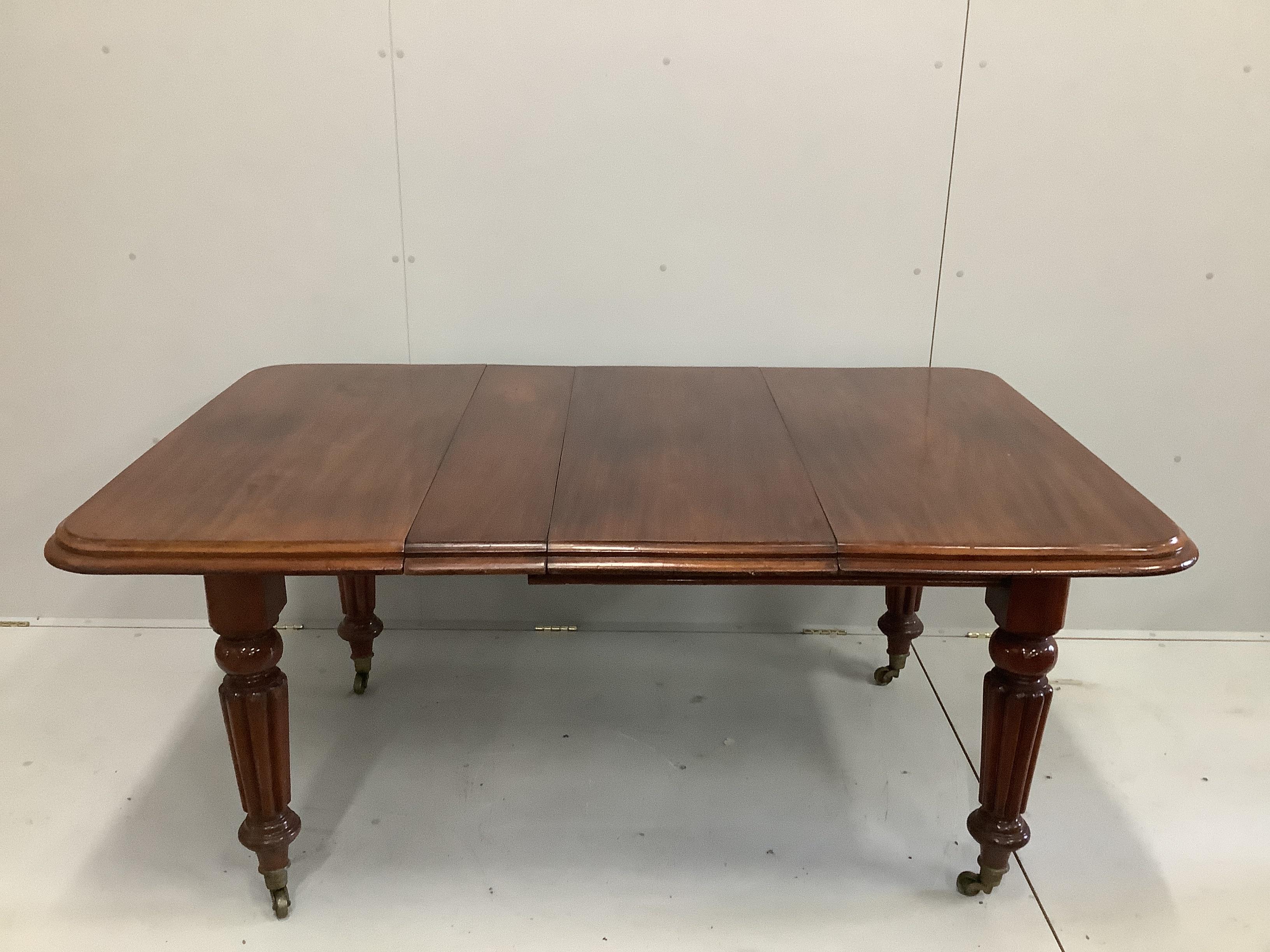 A Victorian mahogany extending dining table with two leaves, 164cm extended, depth 105cm, height 72cm